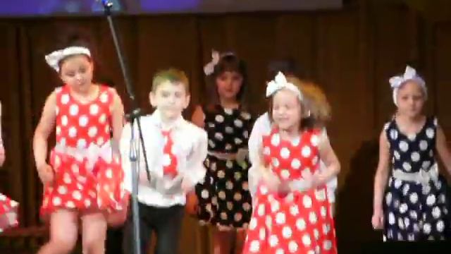 Танец в ретро-стиле - Последний звонок (Черновцы, школа 41, 1 класс, 27 мая 2016 г.) смотреть онлайн