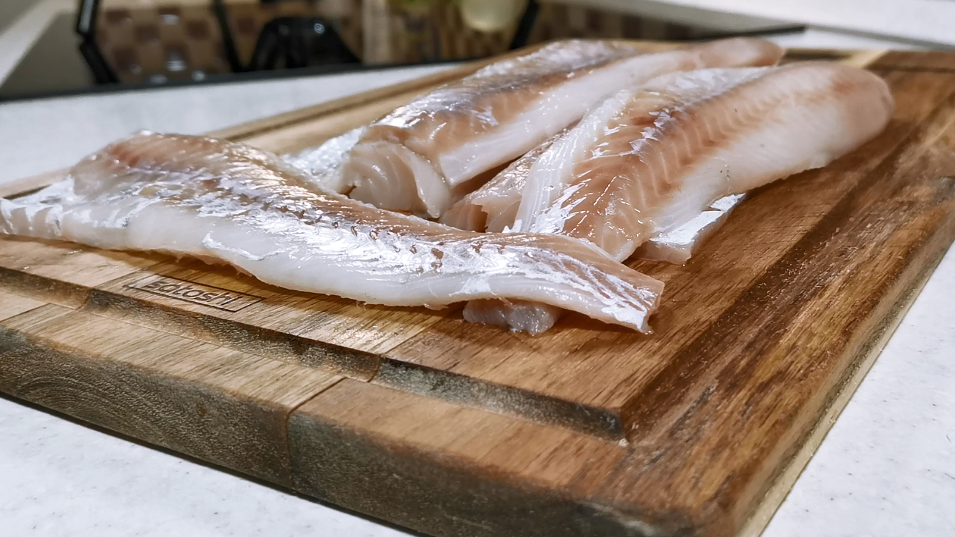 Как приготовить рыбу вкусно, просто и оригинально. МИНТАЙ В ВАФЛЯХ на сковороде.mp4