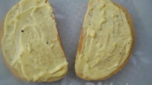 Горячие бутерброды со шпротами в духовке