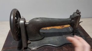 Старинная швейная машина перед покраской.