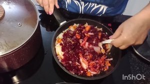 Красный борщ. Красные цветы. И вкусно, и красиво.