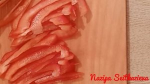 Салат с жареной говядиной, огурцом и сладким перцем