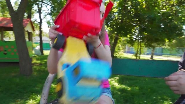 ДОКТОР С ПРИВИВКОЙ пугает ЛЮДЕЙ на АТРАКЦИОНАХ !!!