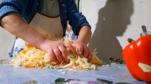 Квашеная капуста , мну капусту с солью на столе. Мои бабушки делали так! По Деревенски.