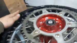 Установка тюблиса для Эндуро мотоцикла. бескамерная система колеса