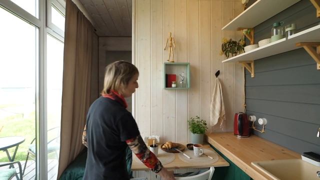 Какая кухня в доме, который всего 12м2? Рум тур дачный домик. смотреть онлайн