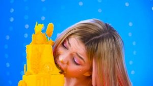 Большая, Средняя и Маленькая Тарелка Челлендж | Безумные Ситуации с Едой от RATATA COOL