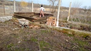 УЛУЧШАЕМ ЖИЛИЩНЫЕ УСЛОВИЯ (строим свинарник из шпал на участке своими руками)