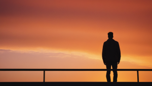 Черный силуэт человека на закате