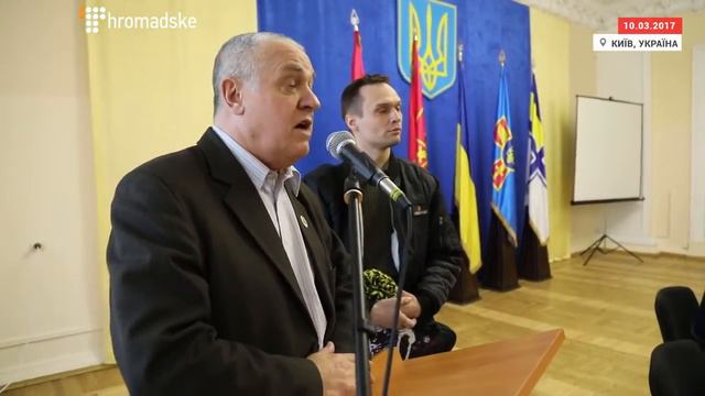 Из-за георгиевской ленточки ветеран получил в нос от ветерана АТО смотреть онлайн