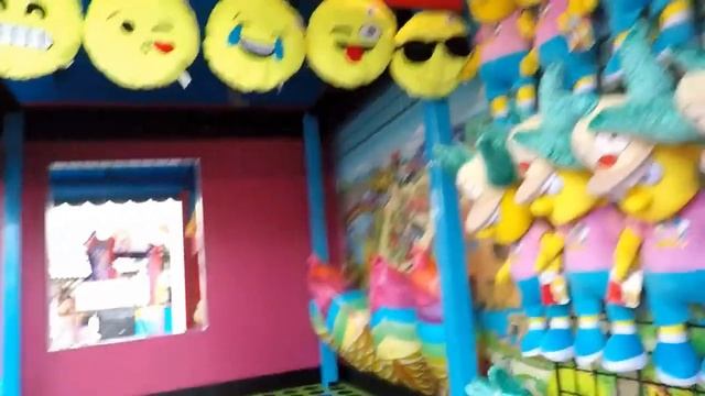 KrustyLand Carnival Games at Universal Studios Orlando Florida Midway Games Ball Toss & Ring Toss смотреть онлайн
