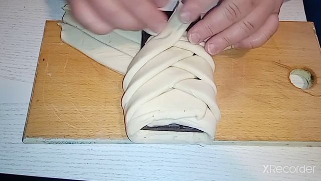 Просто заверните шоколадку в слоеное тесто и отправьте в духовку? смотреть онлайн