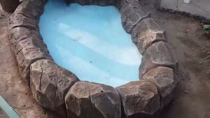 Как сделать водоём, водопад в виде бревен из арт бетона. Декоративная штукатурка на даче в парке.