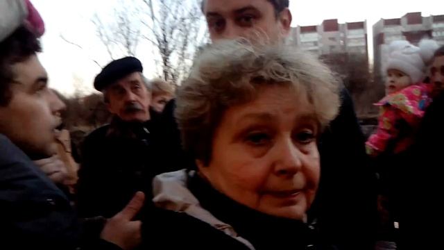 Сестра депутата Долженко выхватывает телефон смотреть онлайн