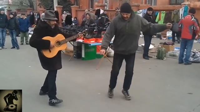 Бомж гитарист и бомж танцует style. смотреть онлайн
