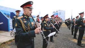 В день ВМФ играет военный оркестр штаба ЗВО