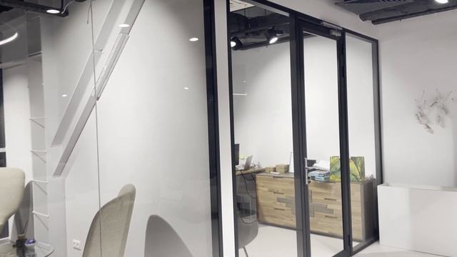 Каркасные перегородки с калёным осветлённым стеклом. Перегородки в бизнес-центре.