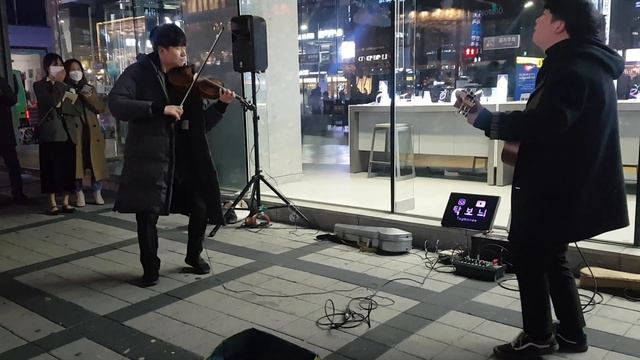 Violin busking Titanic ost  Celine Dion - My heart will go on 겨울추위를 녹이는 홍대 바이올린 버스킹