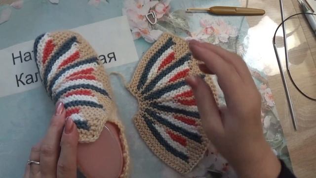Первые наши тапочки связанные укороченными рядами