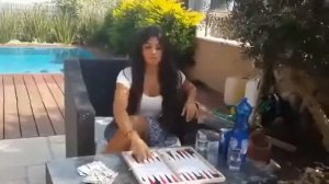 Парень играет в нарды с девушкой Приколы