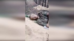 Раненый русский солдат Алексей Волков читает свои стихи.