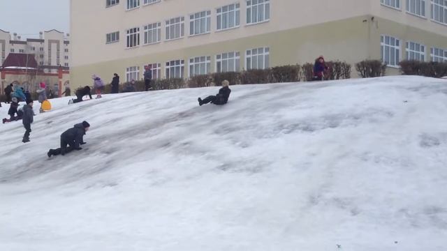 Дети катаются на горке зимой.* смотреть онлайн