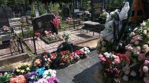 Могила Михаила Круга и его мамы.