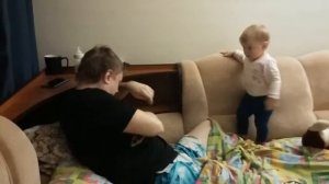 Игры папы и дочки. Папа играет с дочерью. Папа и дочь.