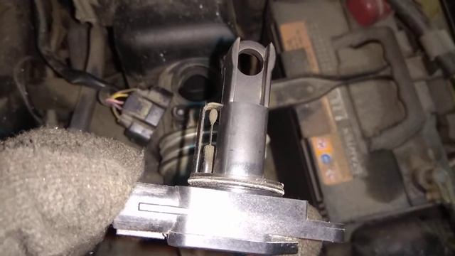 Чистка датчика массового расхода воздуха двигателя 2 nz fe. смотреть онлайн