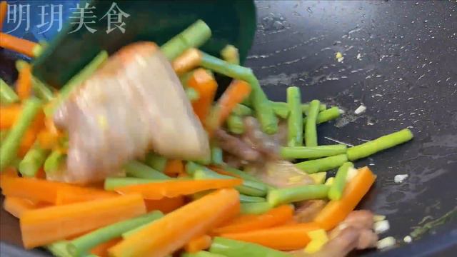 把麵條放進電飯鍋中教你懶人燜面做法5分鐘就搞定出鍋實在太香了chinese foodEASY Lazy braised noodles so delicious RECIPE food