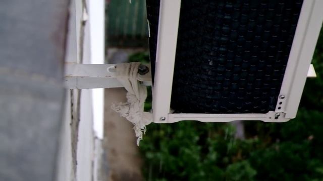 Сосед снизу грозится подать в суд за то что вода попадает к нему в окно с кондея этажом выше смотреть онлайн