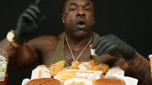 Черный качок ест бургеры и курицу