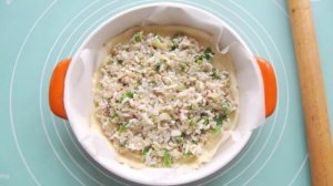 Пирог с рыбными консервами и рисом