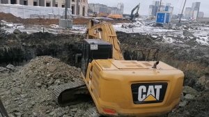 Тоскаем скалу в котлован.Увозим грунт.Прогрев гидравлики 210ый эскаватор