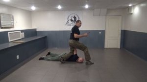 Принципы защиты от ножа. Загиб руки за спину. Рычаг руки наружу.