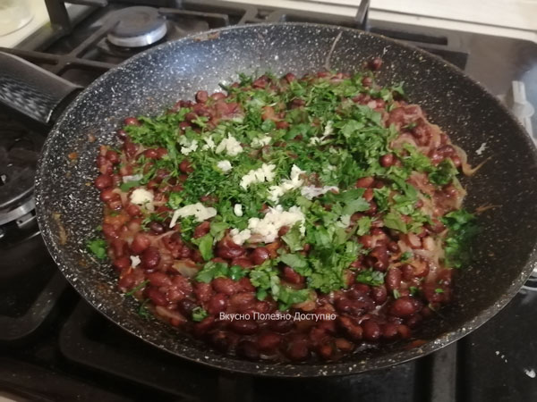 Фасоль тушеная (лобио) с луком и томатом. Получается вкусно и сытно