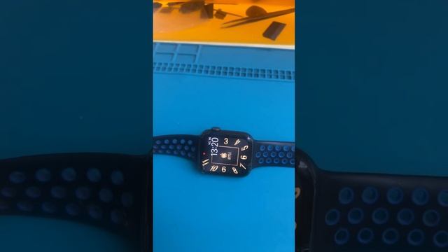 Снимаю стекло прицеленное на уф клей Apple Watch