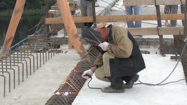 Последняя балка автомобильного моста смотреть онлайн