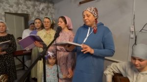 Радостное христианское пение под гитару