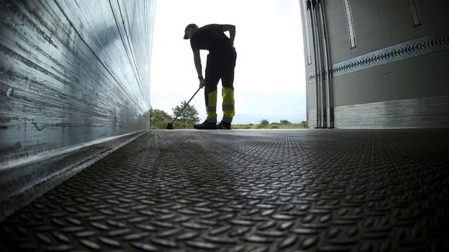 ВЛОГ, БЫТ ДАЛЬНОБОЙЩИКА, В ШВЕЦИИ КТО РАБОТАЕТ ТОТ ЕСТ, КУХНЯ ДАЛЬНОБОЙЩИКА смотреть онлайн