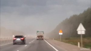 Ураган в Московском регионе. В Москве ураган снес фруктовую палатку с людьми.