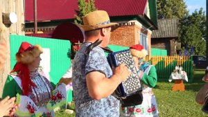 Прикольный гармонист. Марий суан