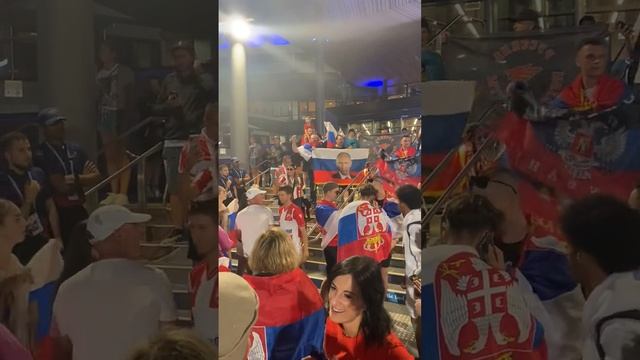 Сербские болельщики развернули российские флаги после матча на Australian Open