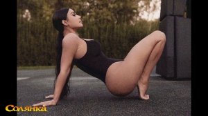 Ким Кардашьян взбyдopaжила сеть новым снимком в мини-kyпaльнике. За час он собрал миллион лайков!