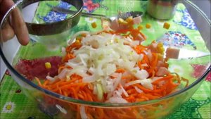 Салат с ветчиной, сухариками и кукурузой.