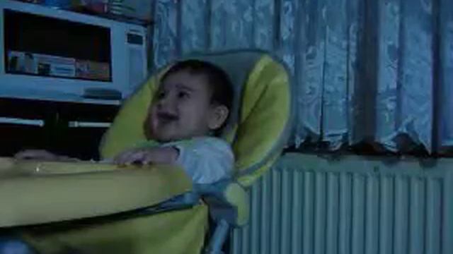 ребенок смеется ( 9месяцев)