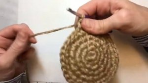 Подвесная корзинка из джута