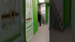 Реальная проверка пожарной сигнализации в фитнесцентре в присутствии пожарного.
