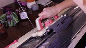 Бесшовные носки на двухфонтурной вязальной машине | Процесс вязания с комментариями