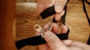 Как вставить собачку в замок молния. Замок молния, вставить застежку.